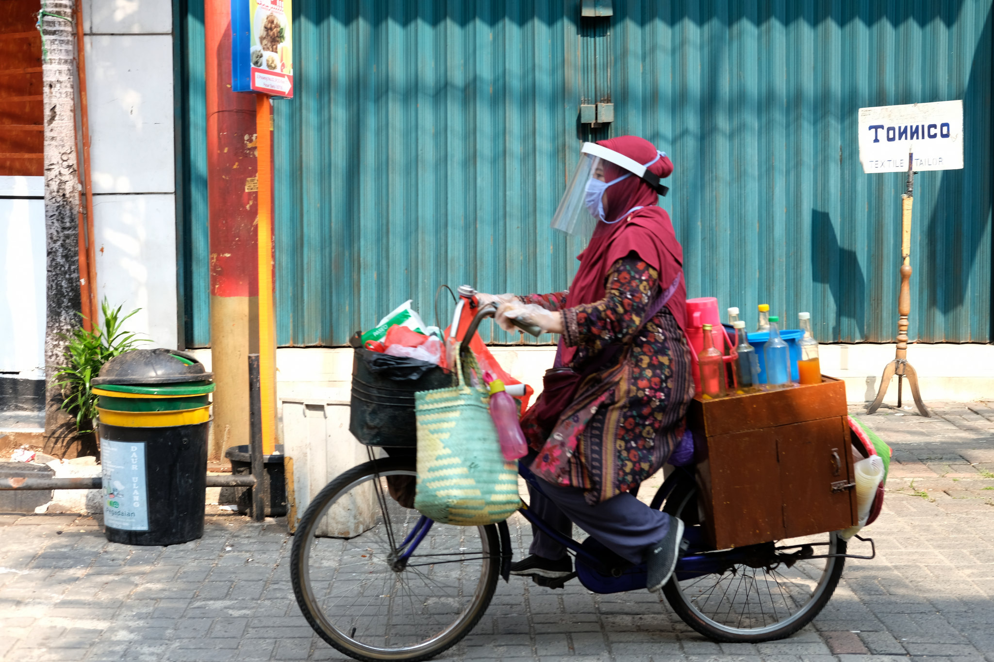 Patut dicontoh Penjual  Jamu Keliling  ini Patuhi Protokol 