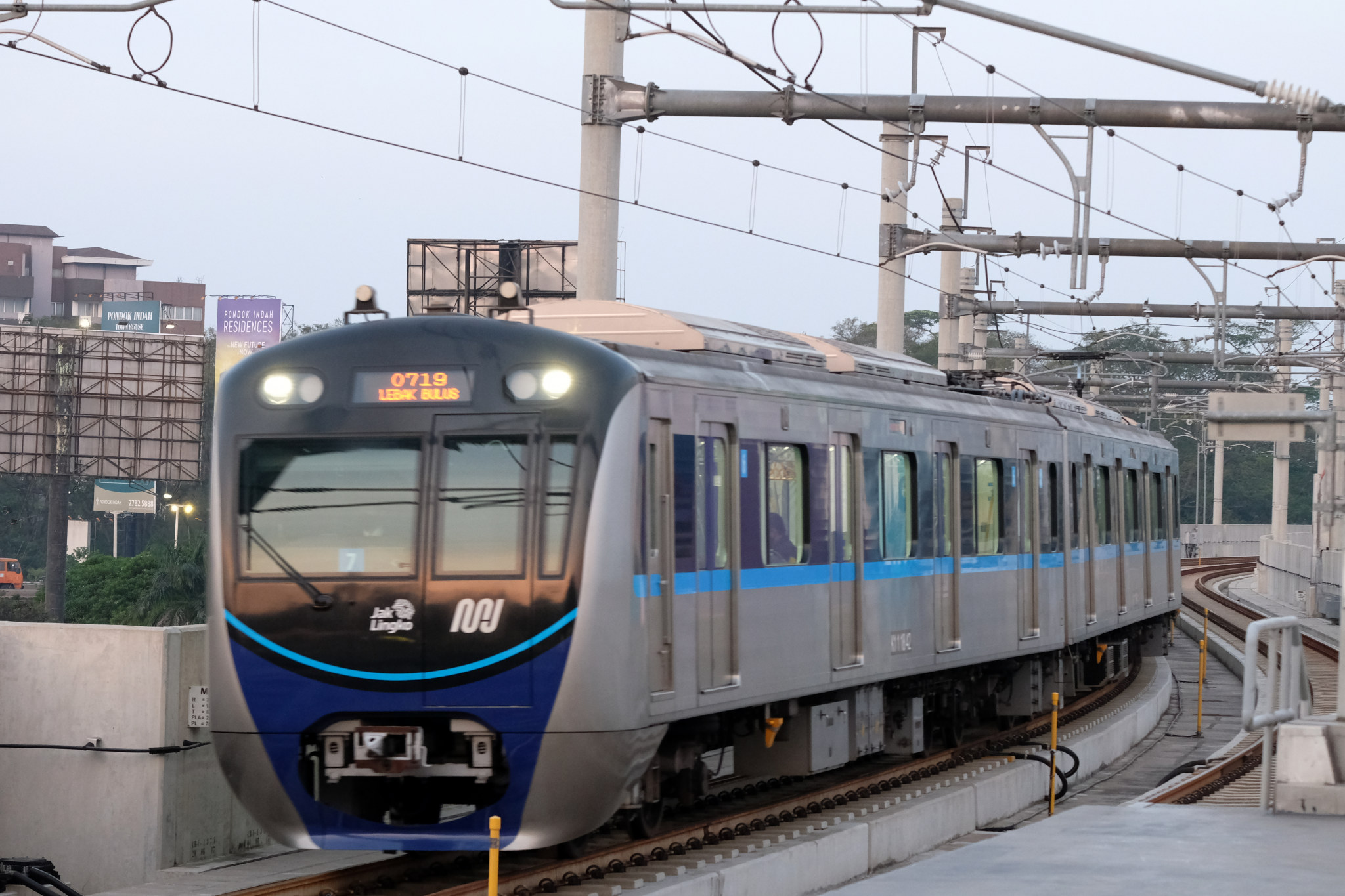 Pascademo UU CIpta Kerja MRT Jakarta Beroperasi Normal Pascademo UU CIpta Kerja MRT Jakarta Beroperasi Normal