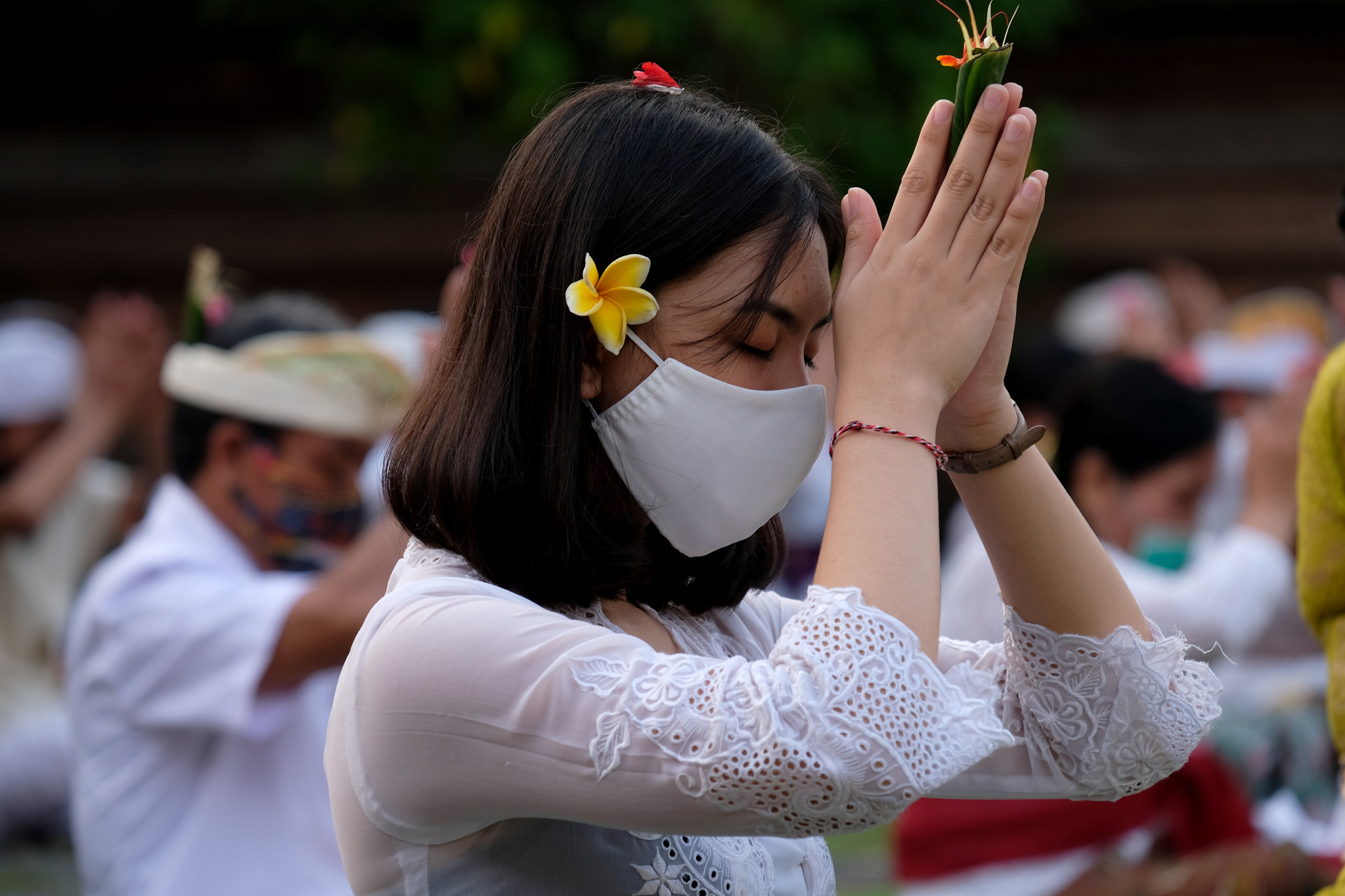 Sembahyang Hari  Raya  Galungan  di Pura Kerta Jaya Tangerang TrenAsia