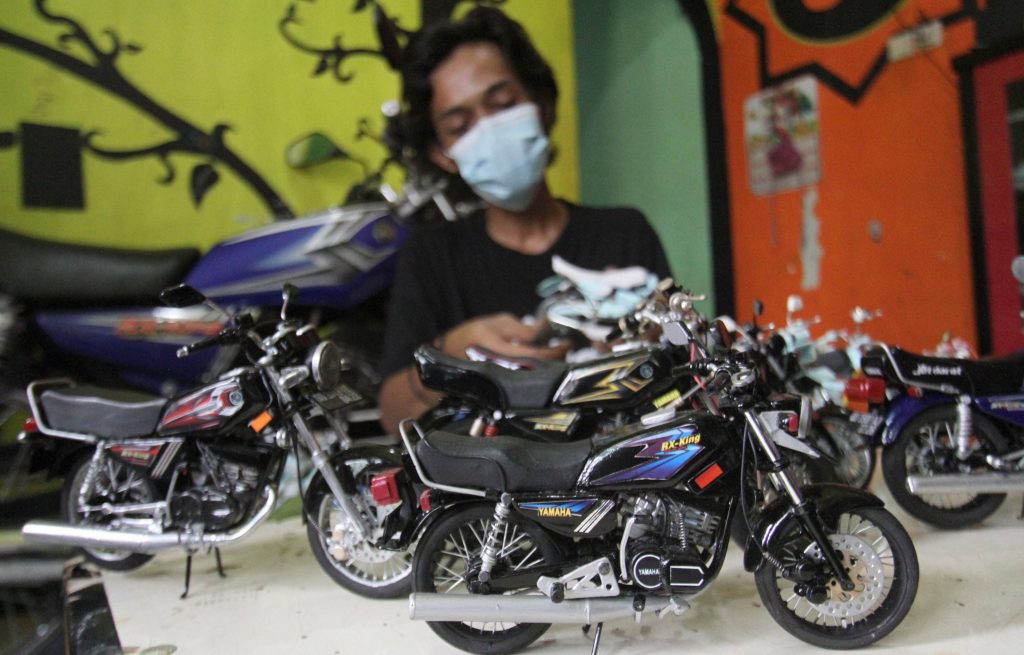 Intip Kreasi Miniatur  Sepeda Motor Terbuat Dari  Barang  